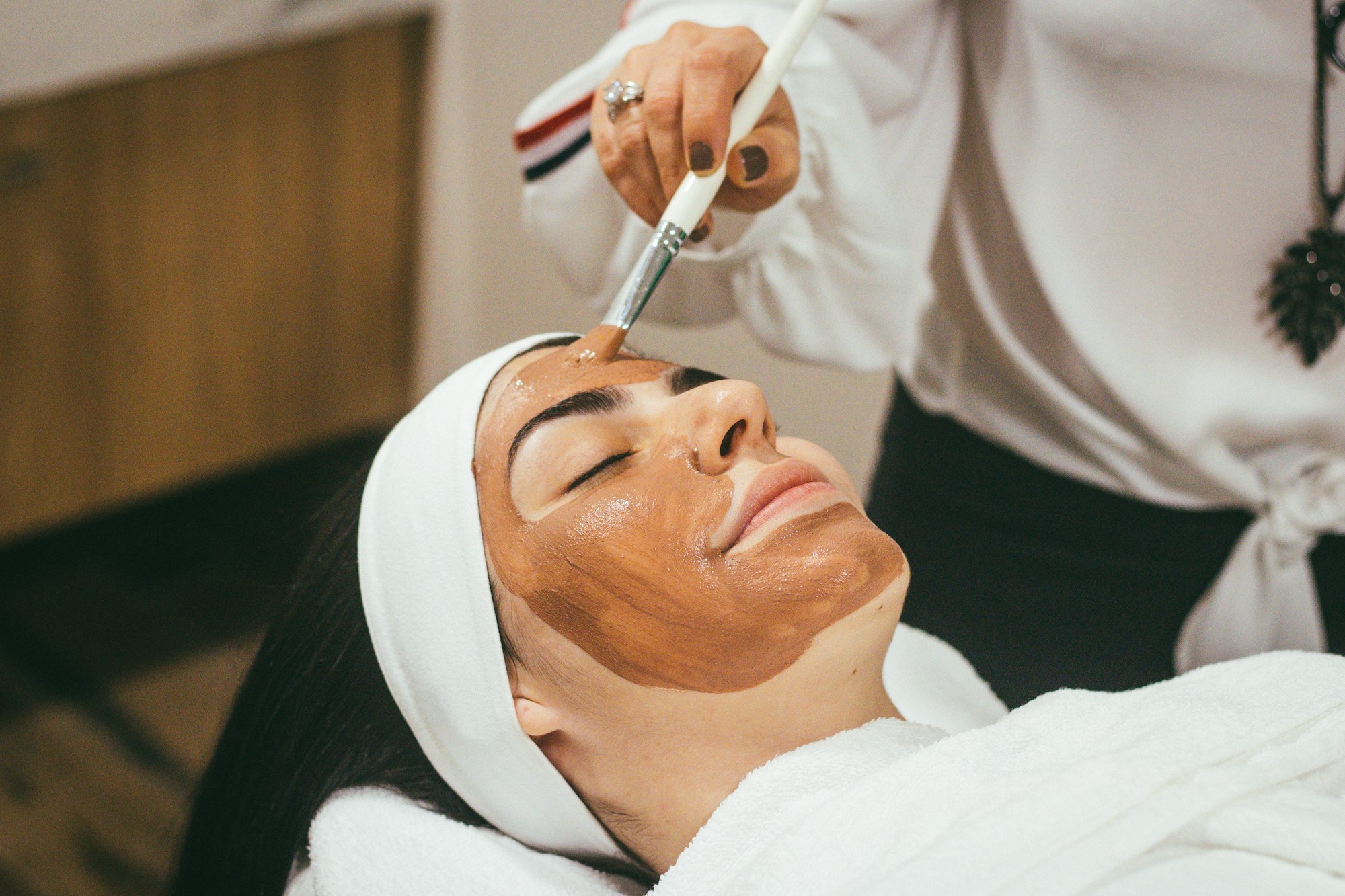 Cliente recebendo tratamento facial