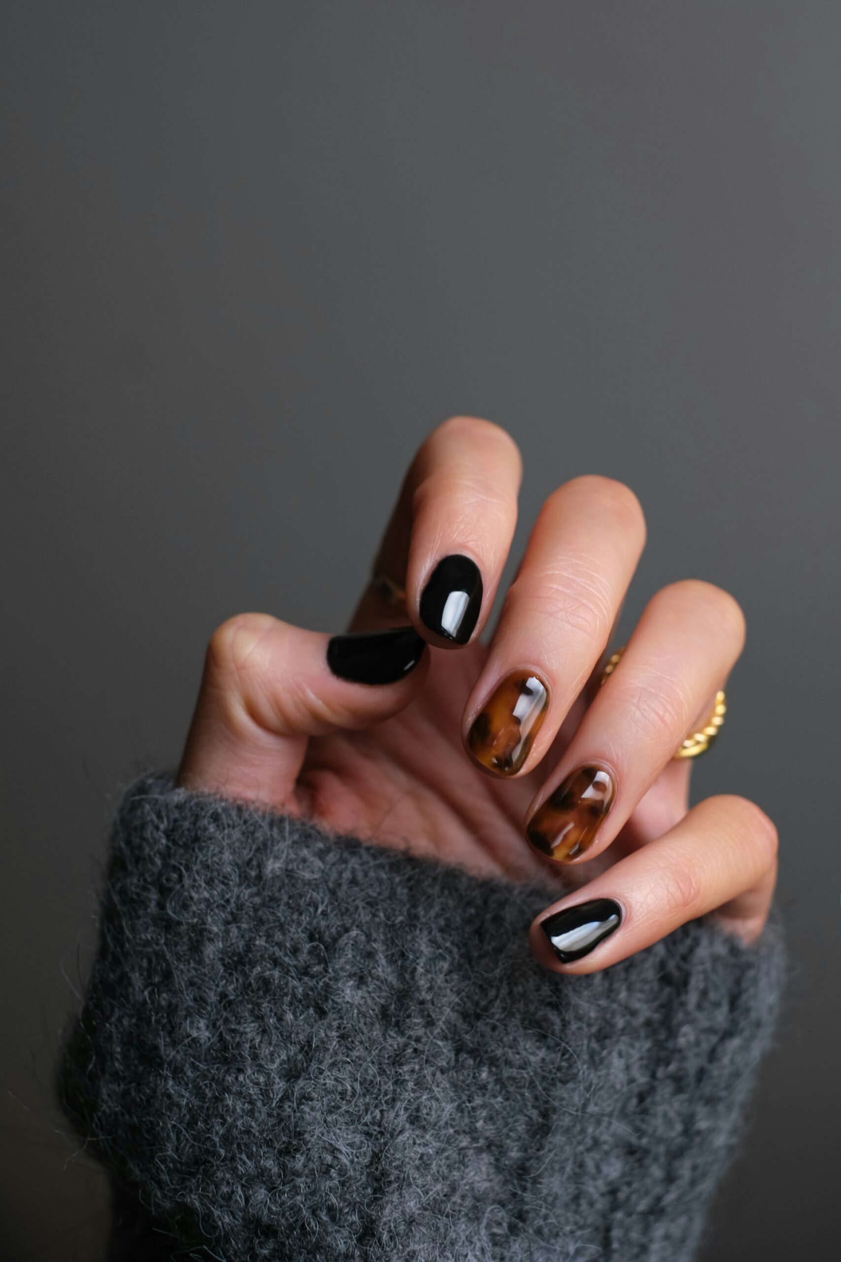 Mão com unhas decoradas
